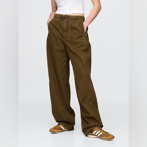 GAP Pants - NWT! GAP Bracken Olive Green Mid Rise Barrel Parachute Pants - 771394 🩷